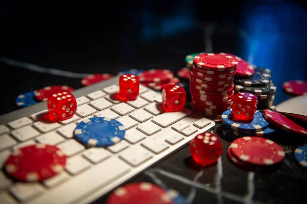 Live dealer revealing cards in Infinite Blackjack session